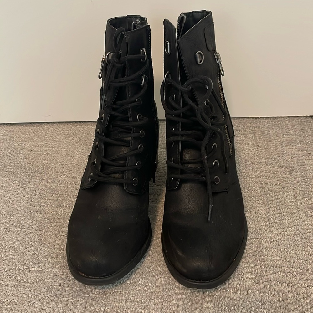 White Mountain Black bootie Size 8